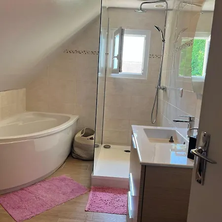 Maison Avec 4 Chambres, Avec 2 Salles De Bain *